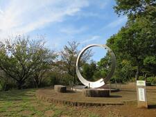 都筑中央公園の広場とモニュメント